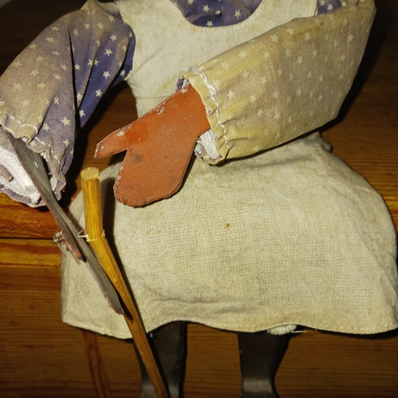 Really cute primitive sitting girl - Picture 3 of 4
